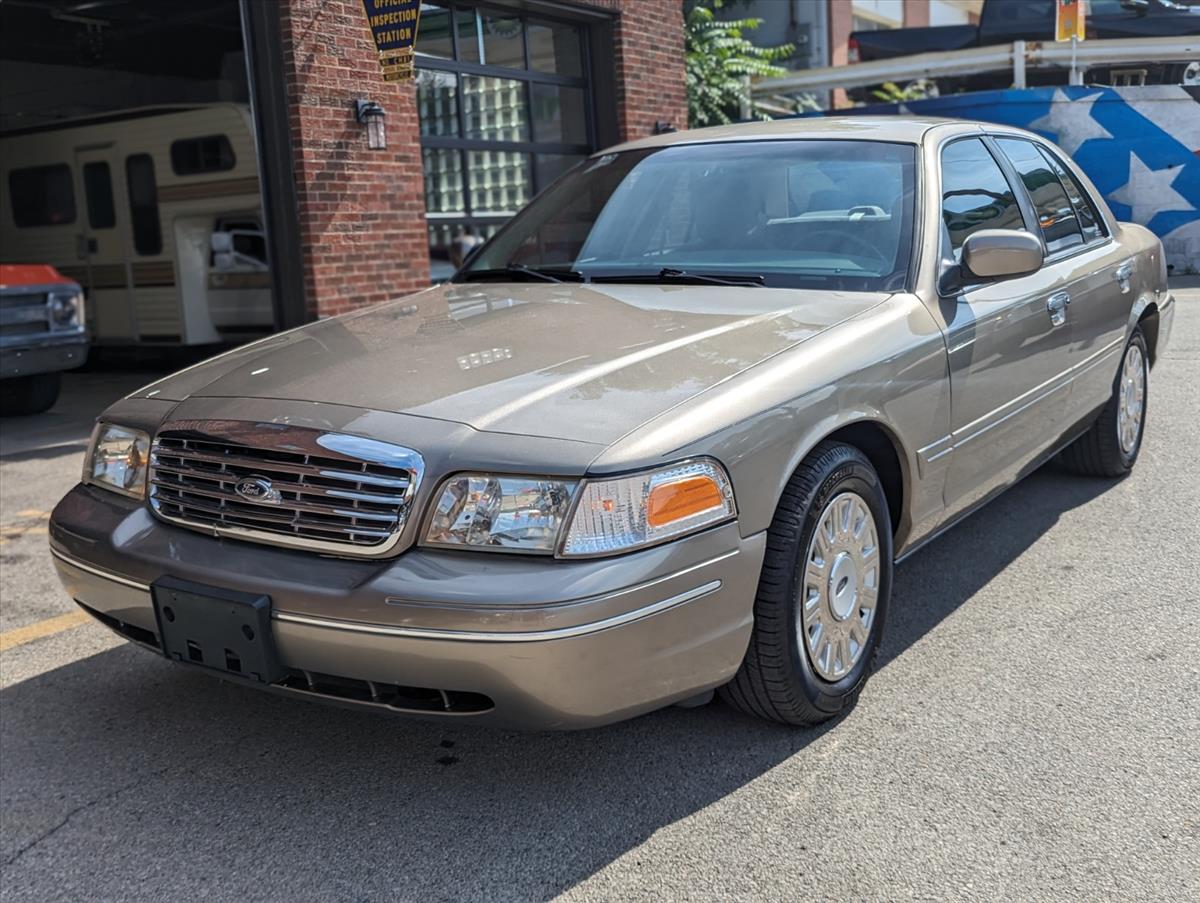 2003 Ford Crown Victoria 4