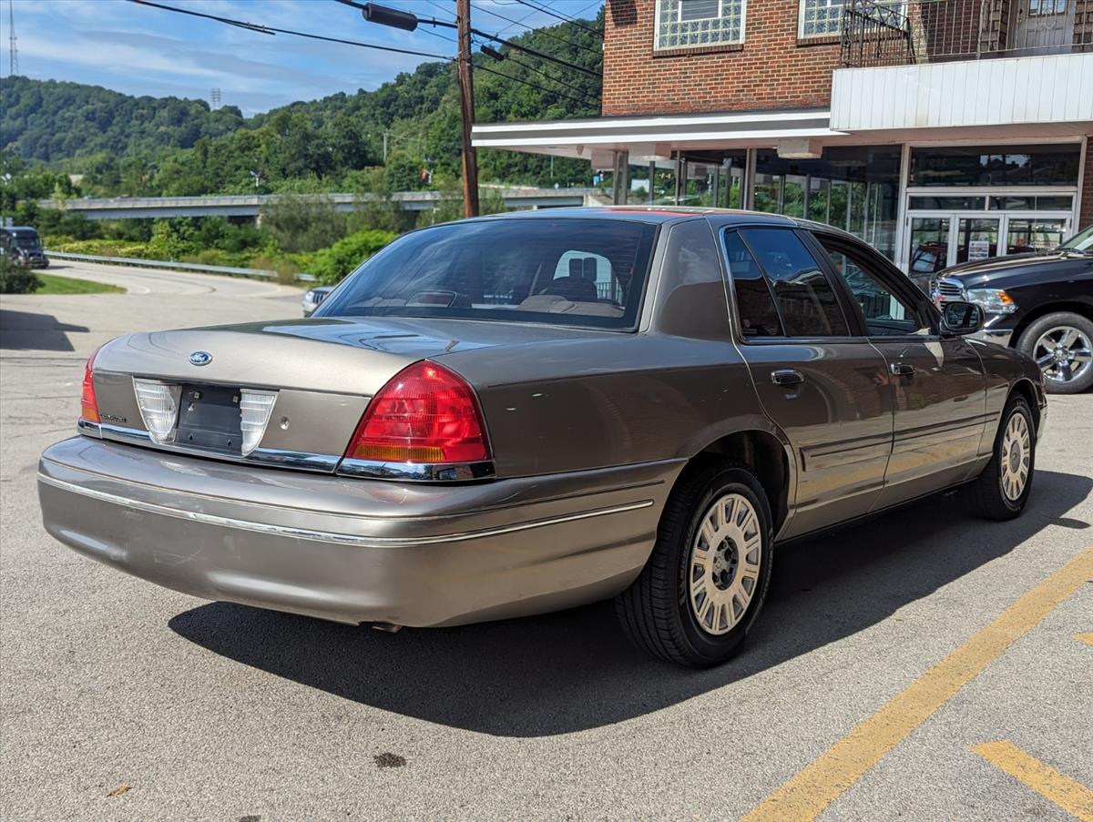 2003 Ford Crown Victoria 8