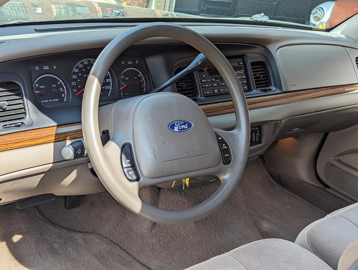 2003 Ford Crown Victoria 21