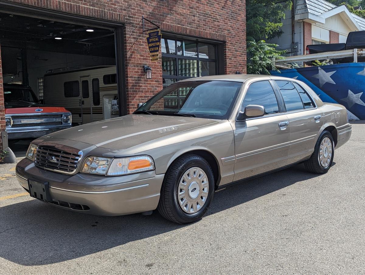 2003 Ford Crown Victoria 3
