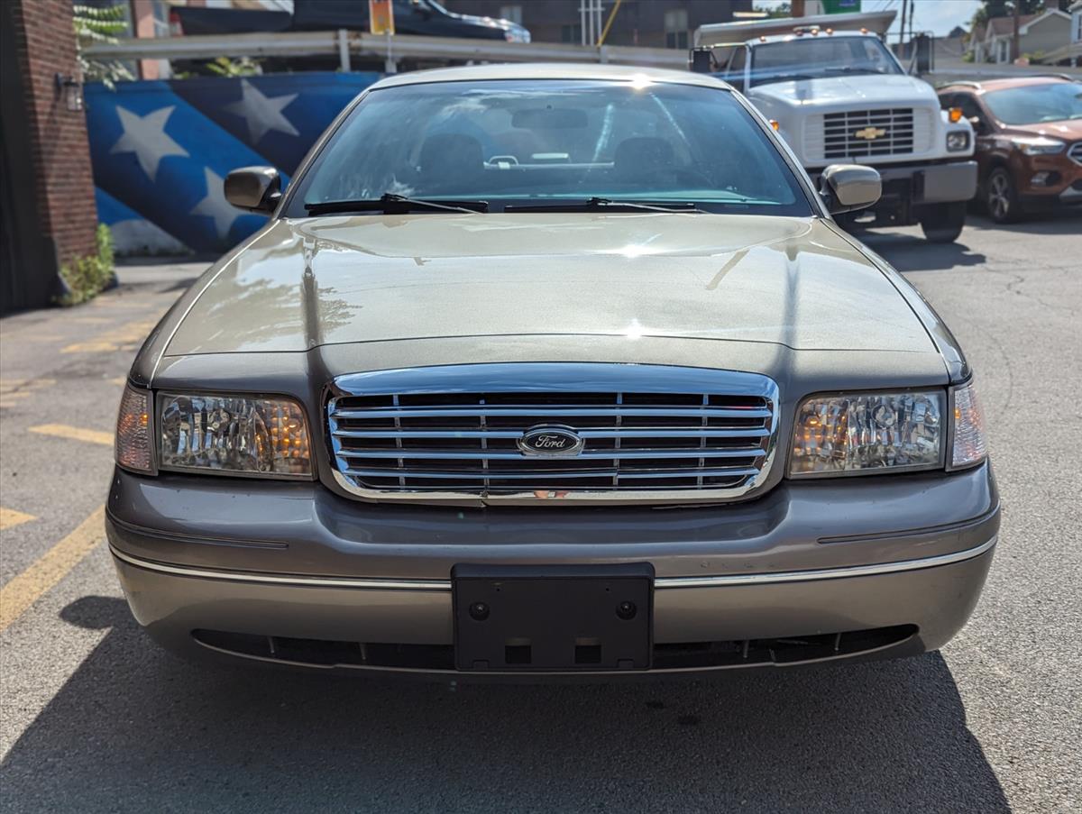 2003 Ford Crown Victoria 11