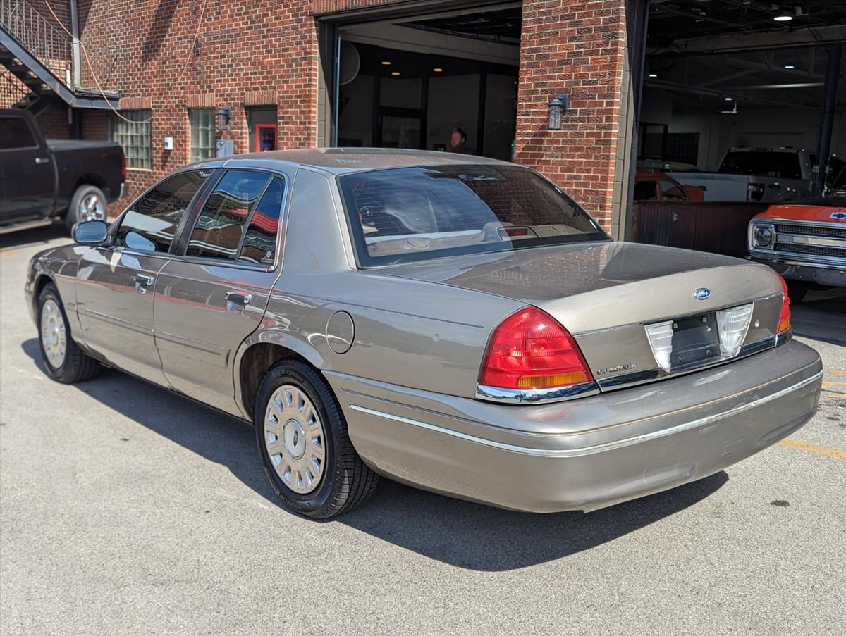 2003 Ford Crown Victoria 6