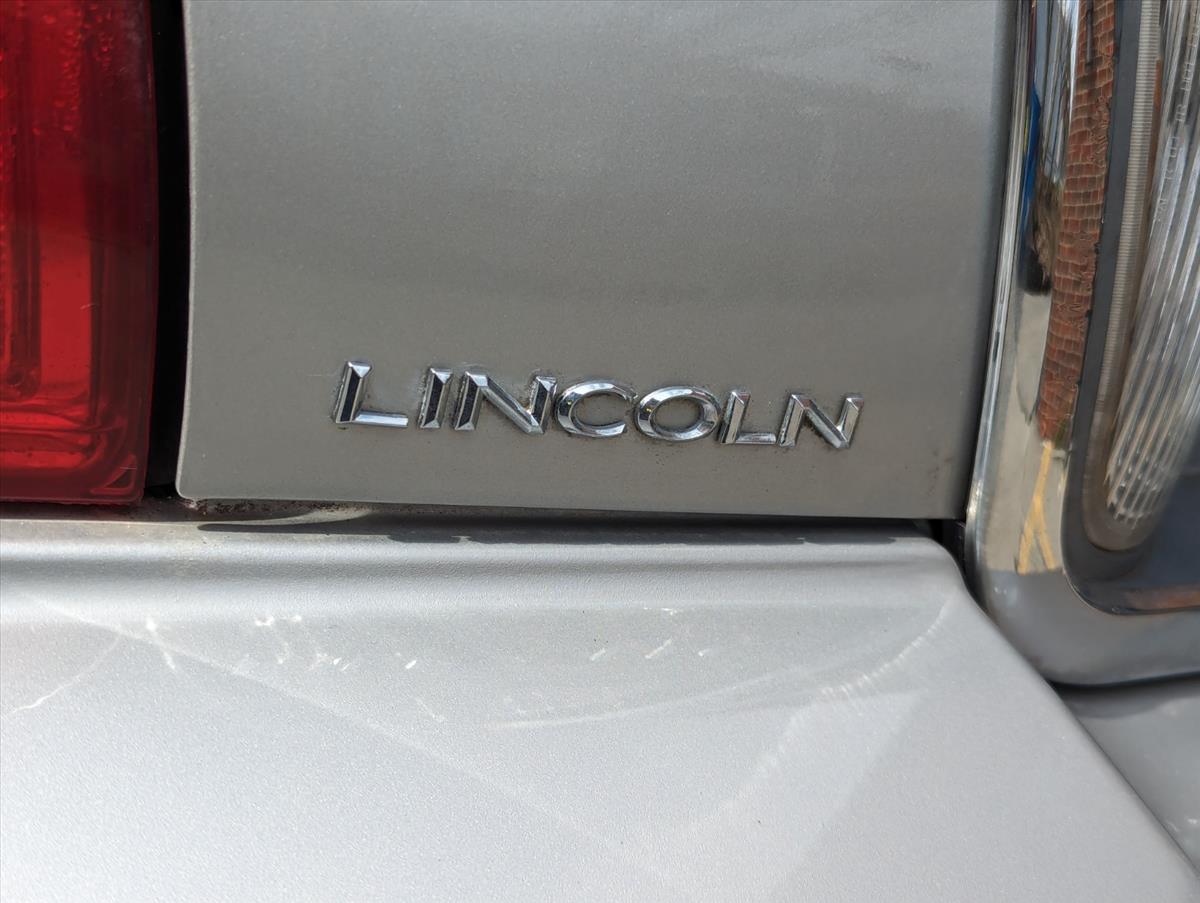 2003 Lincoln Town Car 27