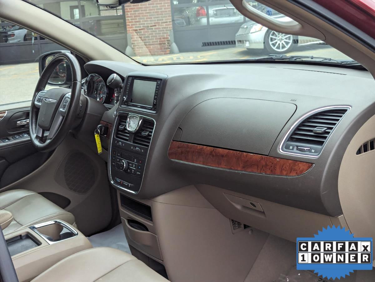 2011 Chrysler Town and Country 22