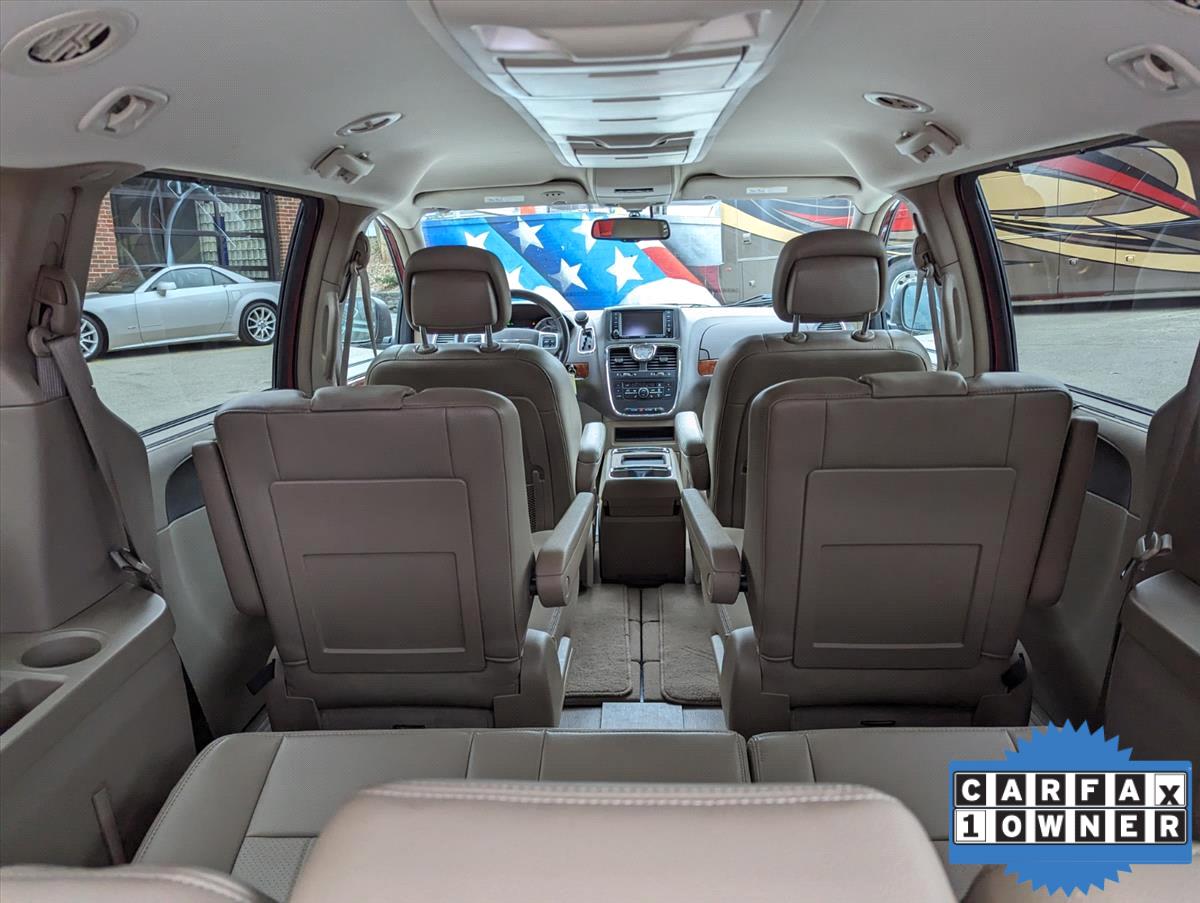 2011 Chrysler Town and Country 35