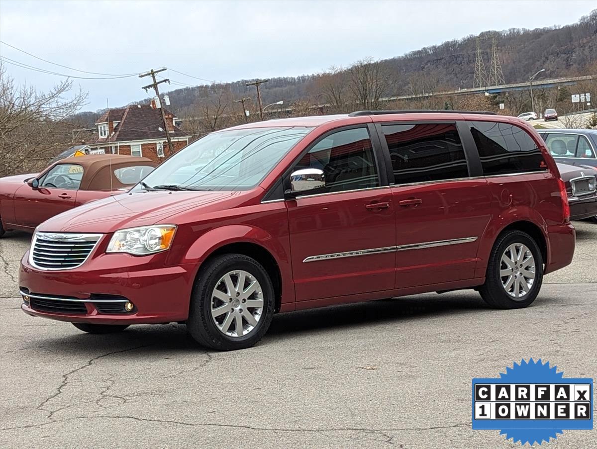 2011 Chrysler Town and Country 1