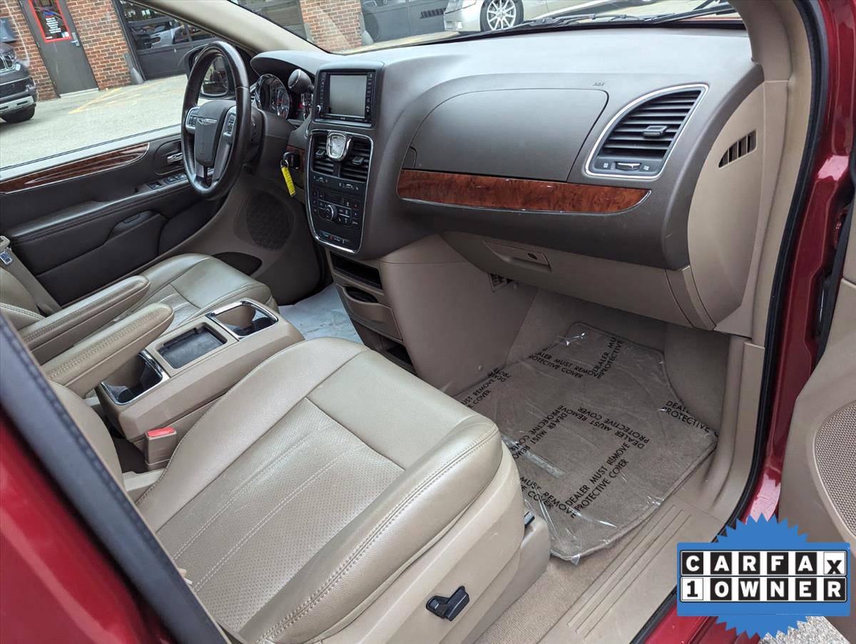 2011 Chrysler Town and Country 21