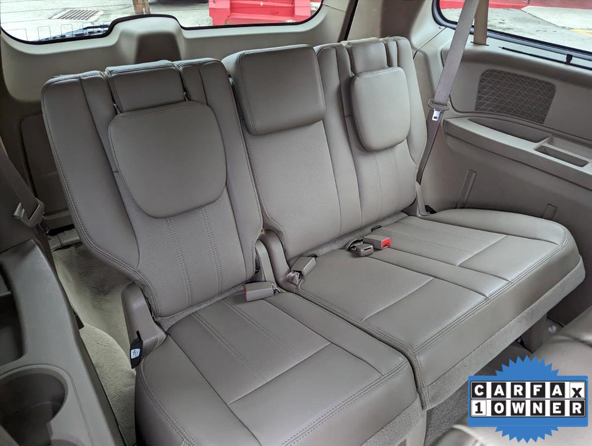 2011 Chrysler Town and Country 26