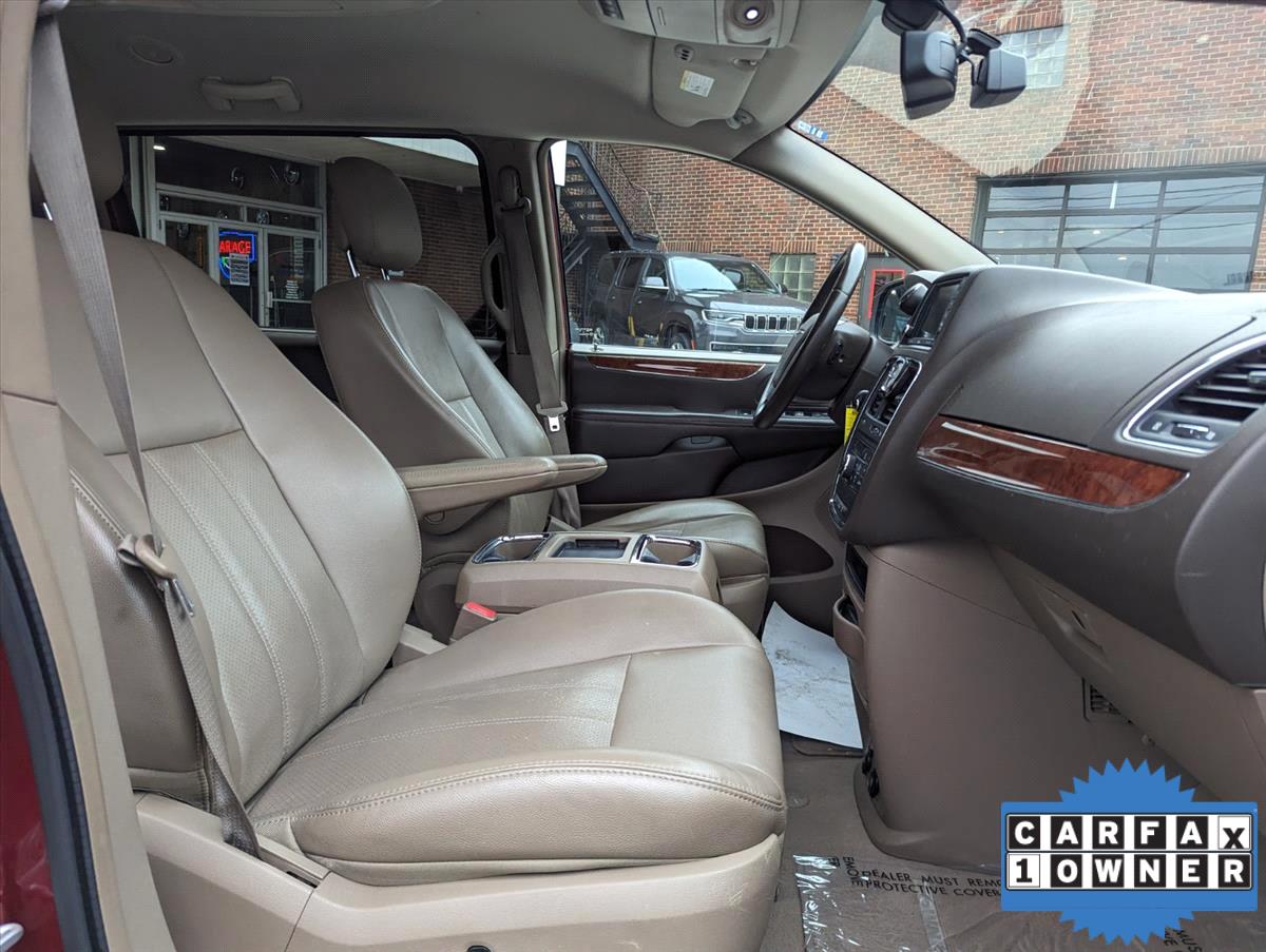 2011 Chrysler Town and Country 20