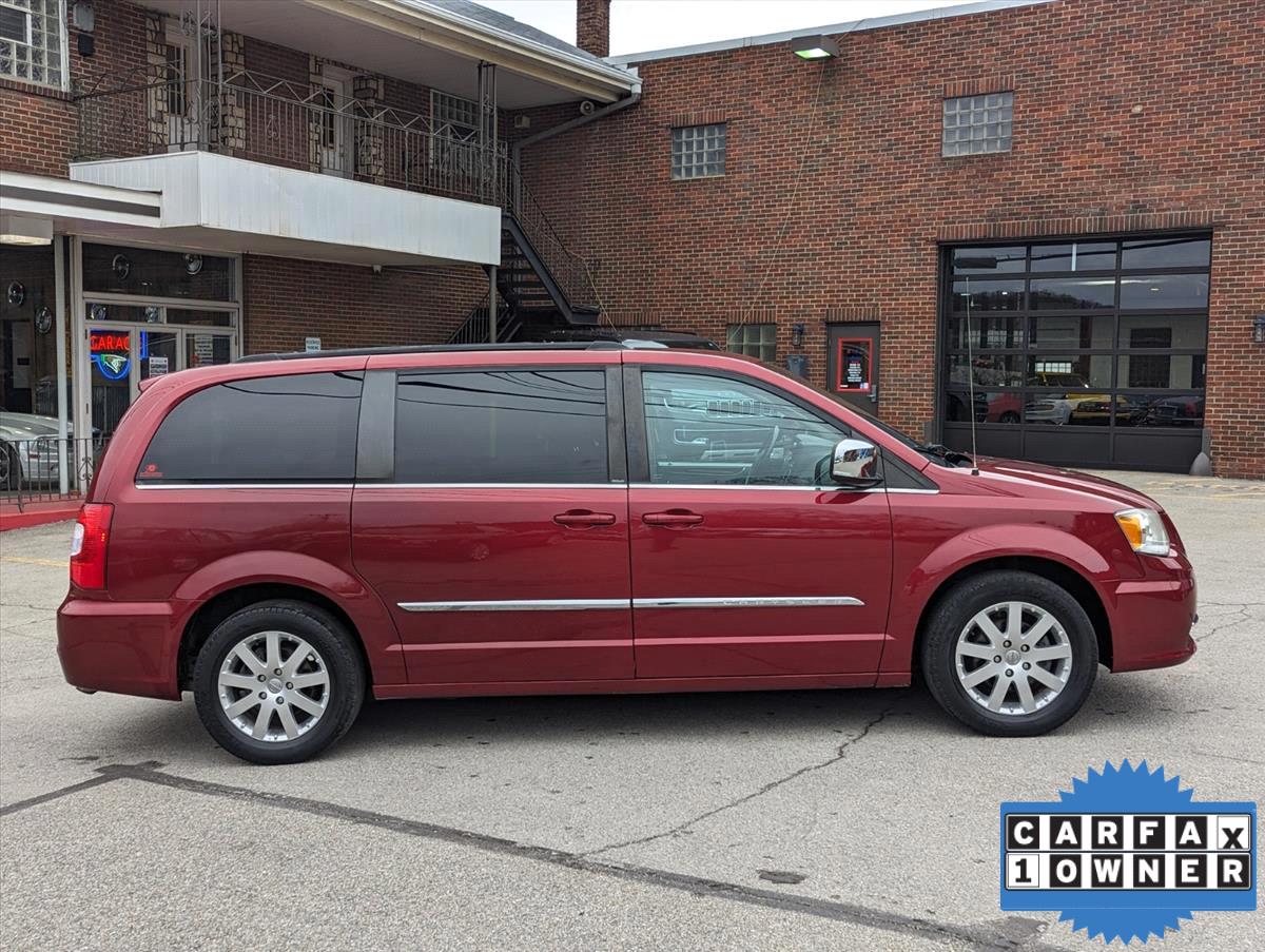 2011 Chrysler Town and Country 12