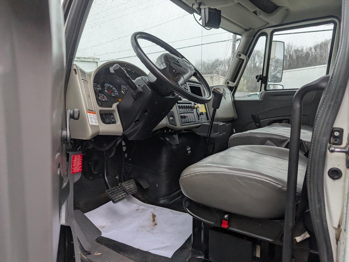 2011 INTERNATIONAL 4000 79