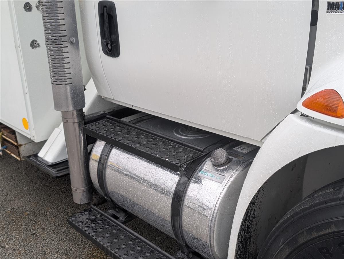 2011 INTERNATIONAL 4000 13