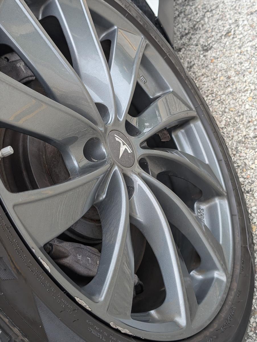 2014 Tesla Model S 28
