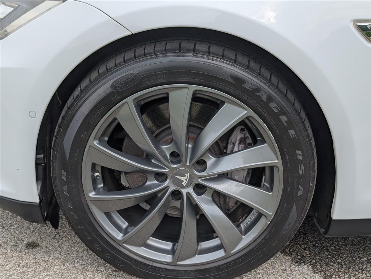 2014 Tesla Model S 33