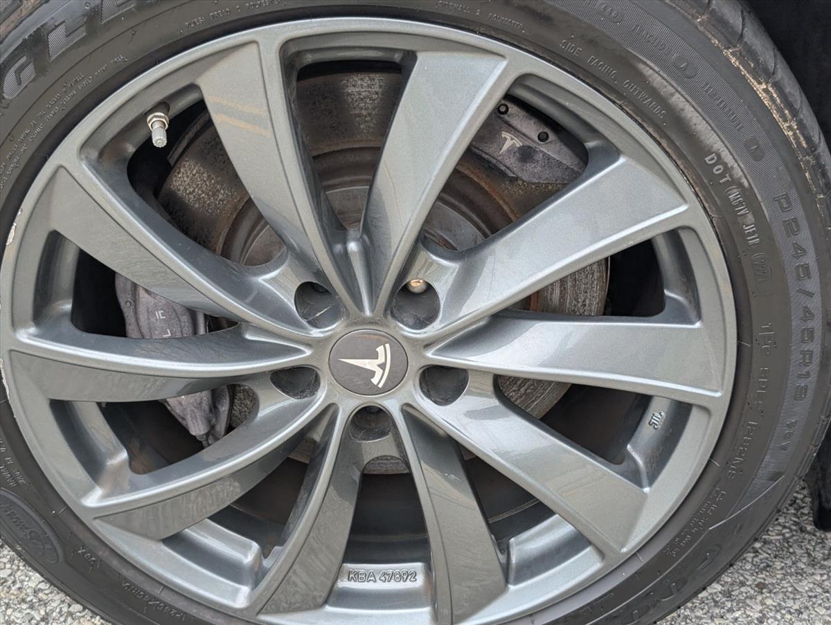 2014 Tesla Model S 23
