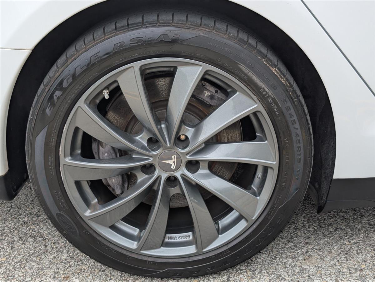 2014 Tesla Model S 24