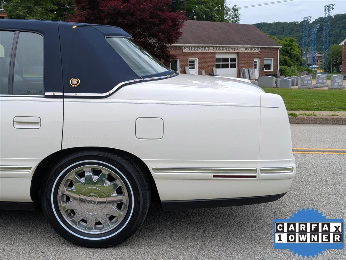 1999 Cadillac DeVille 32