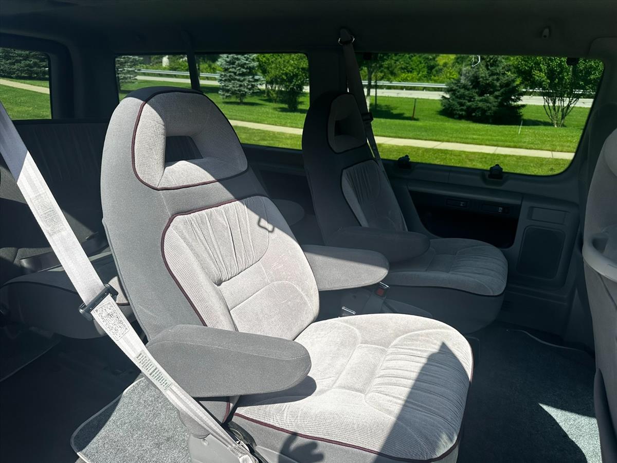 1999 Ford E-350 54