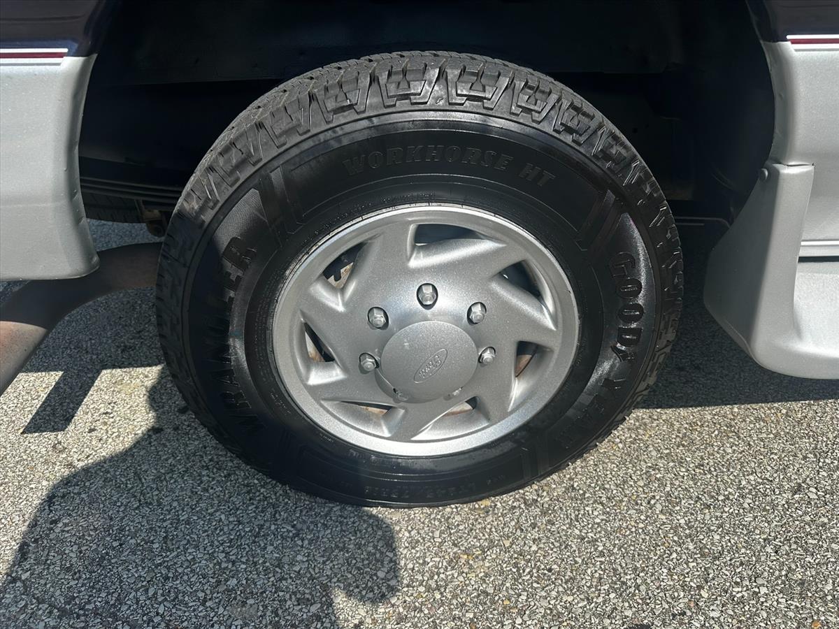 1999 Ford E-350 23