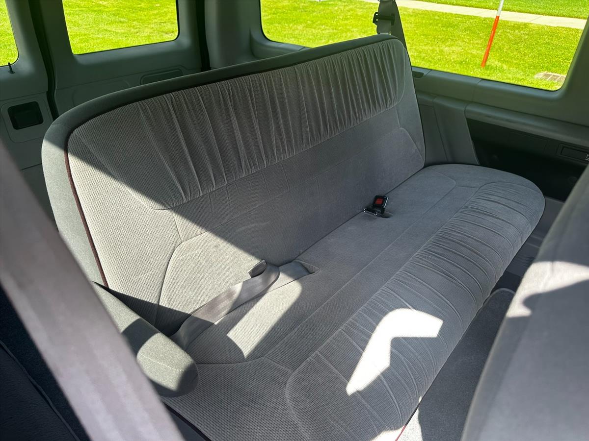 1999 Ford E-350 57