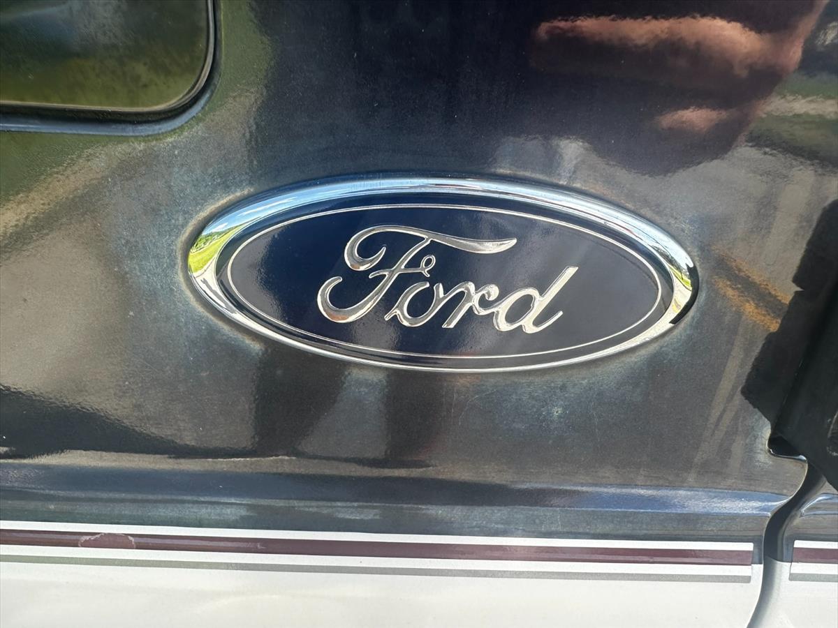 1999 Ford E-350 13