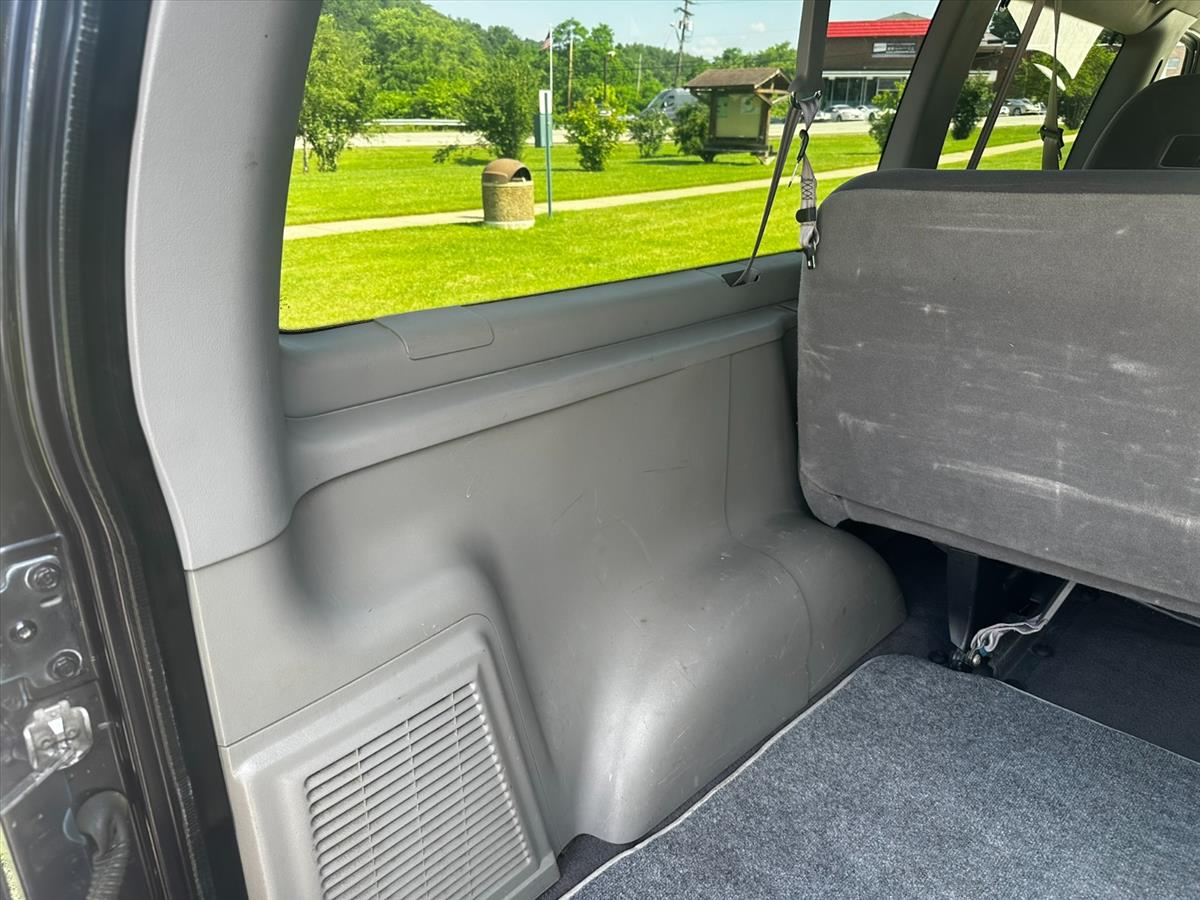 1999 Ford E-350 64