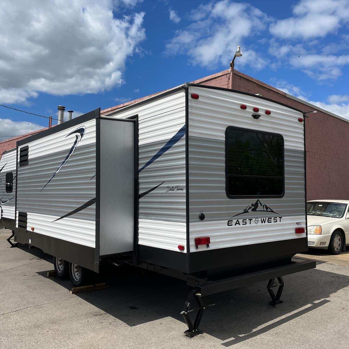 2019 East to West Della Terra 44