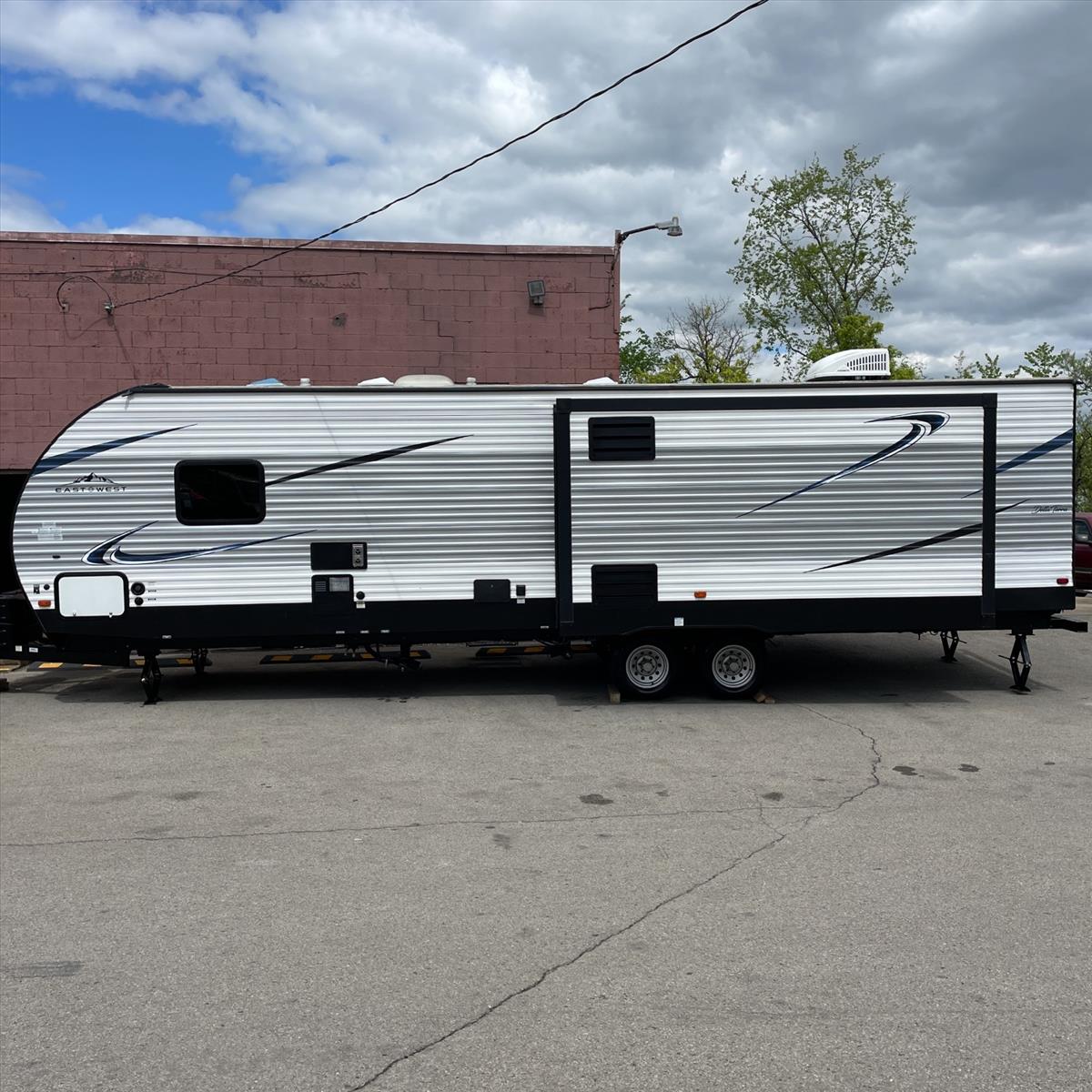 2019 East to West Della Terra 46