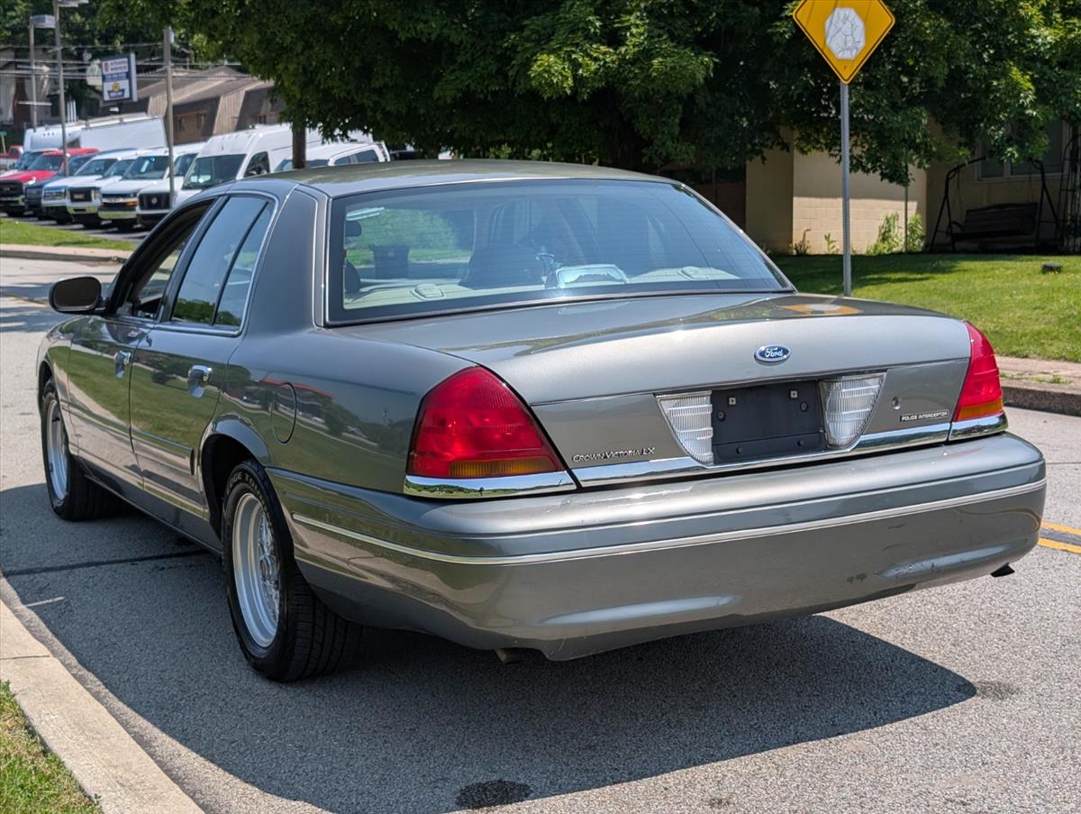 2002 Ford Crown Victoria 9