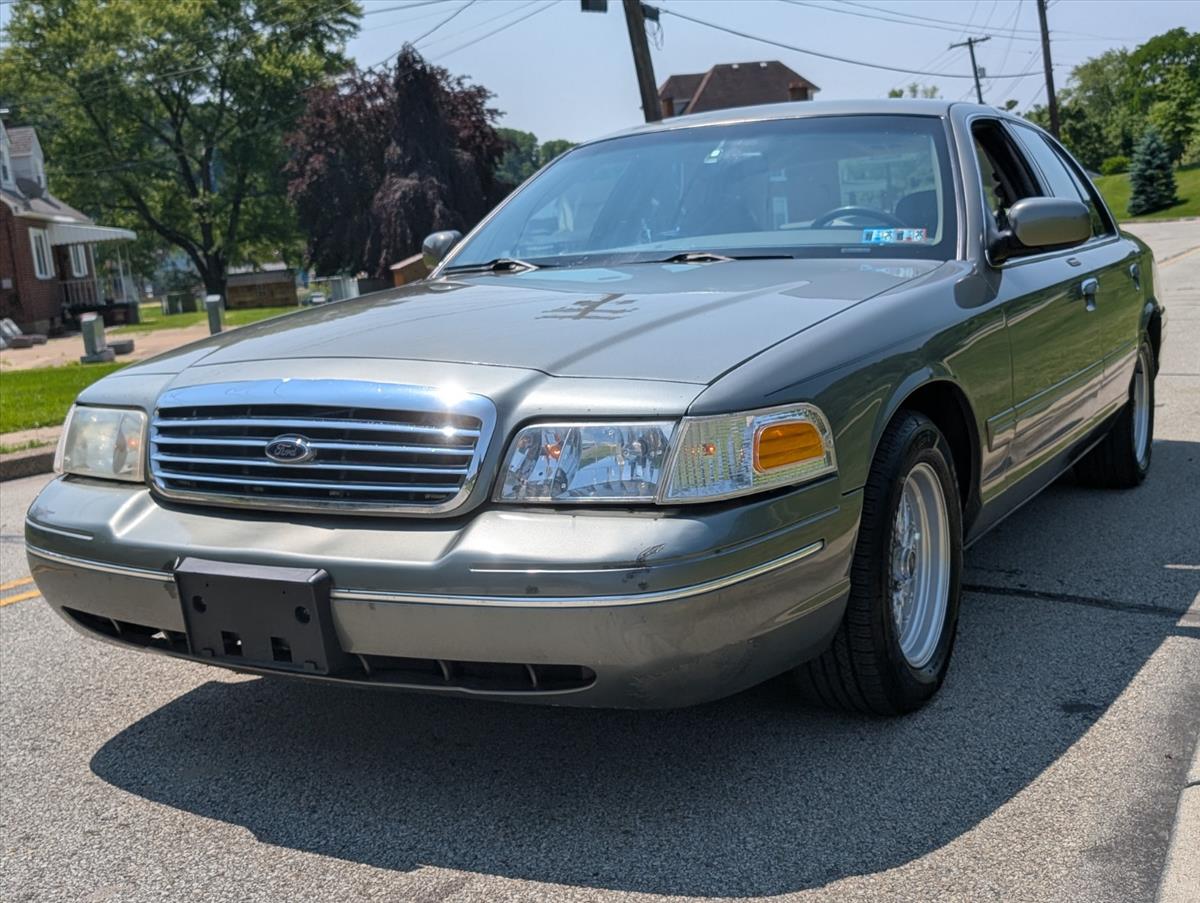 2002 Ford Crown Victoria 18