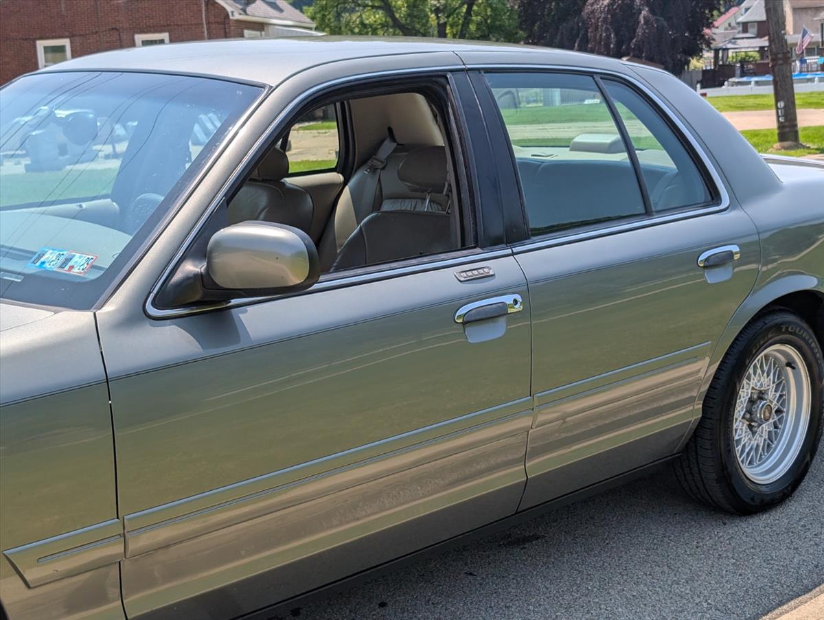 2002 Ford Crown Victoria 32
