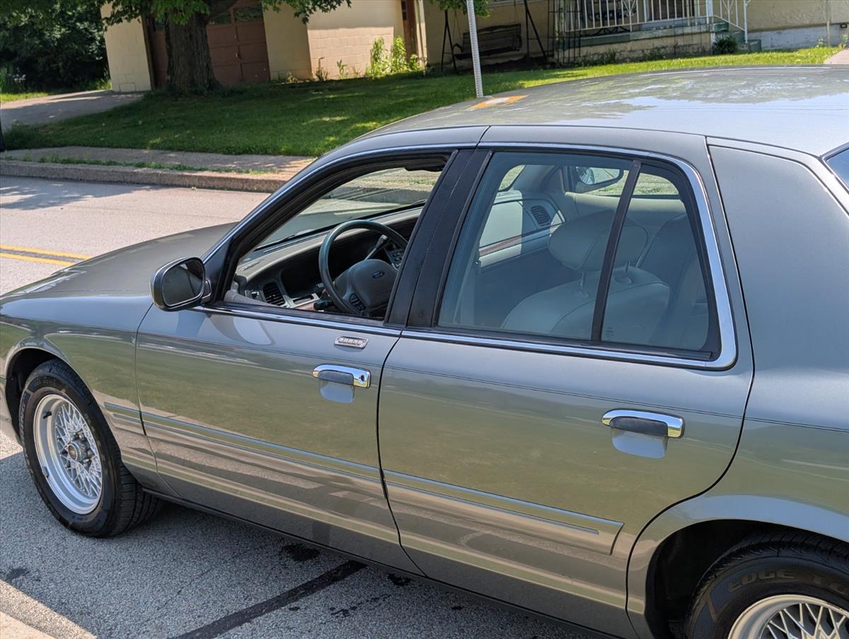 2002 Ford Crown Victoria 28