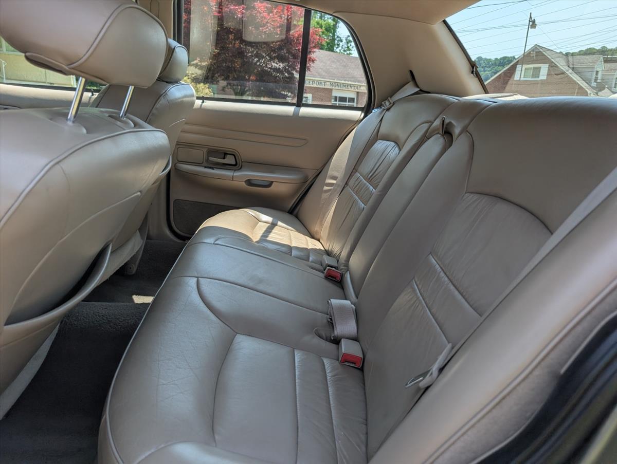 2002 Ford Crown Victoria 83