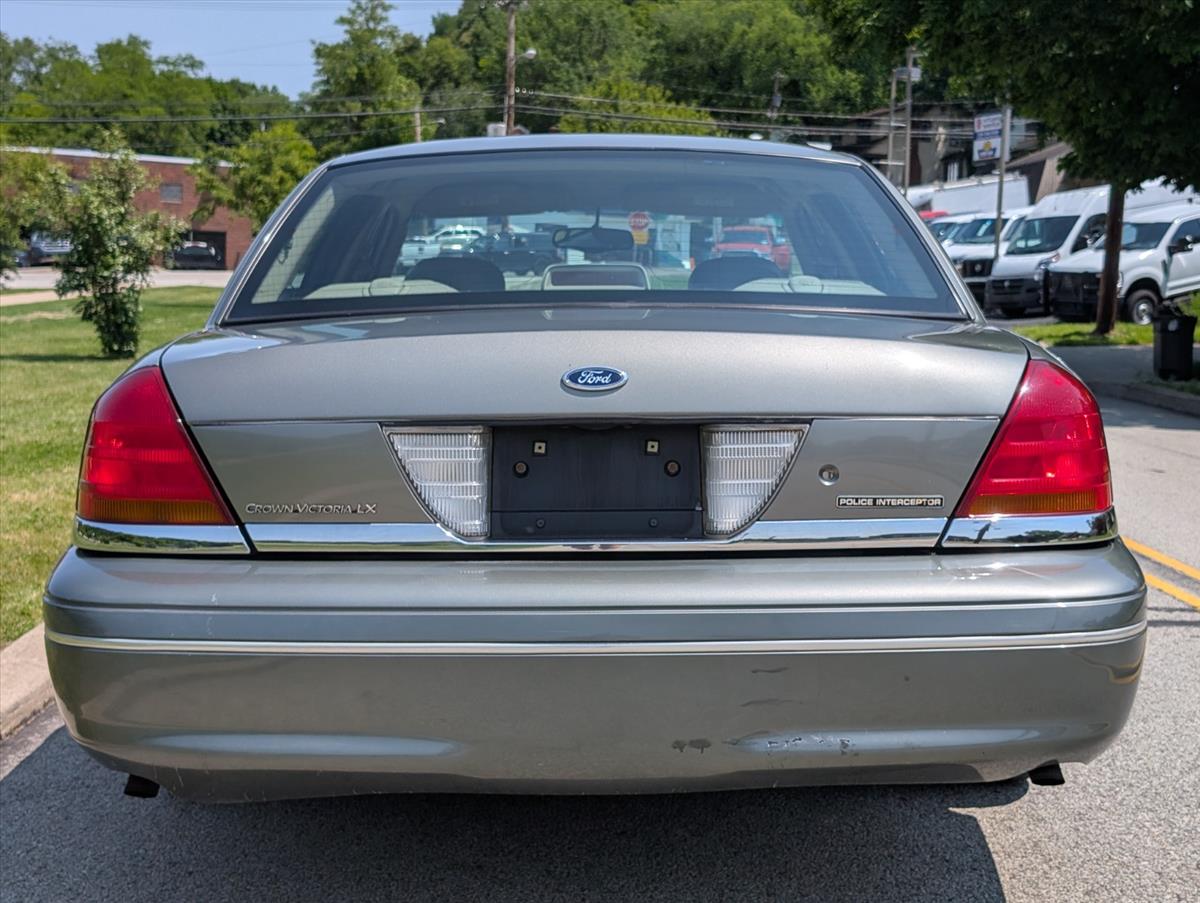 2002 Ford Crown Victoria 10