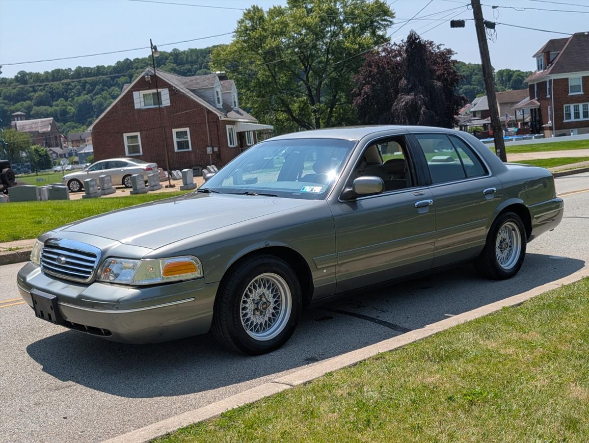 2002 Ford Crown Victoria 15