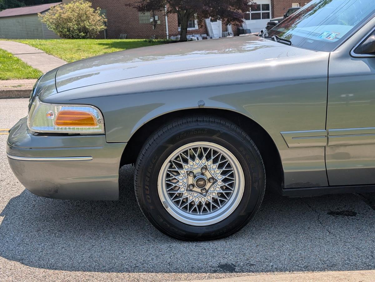 2002 Ford Crown Victoria 31