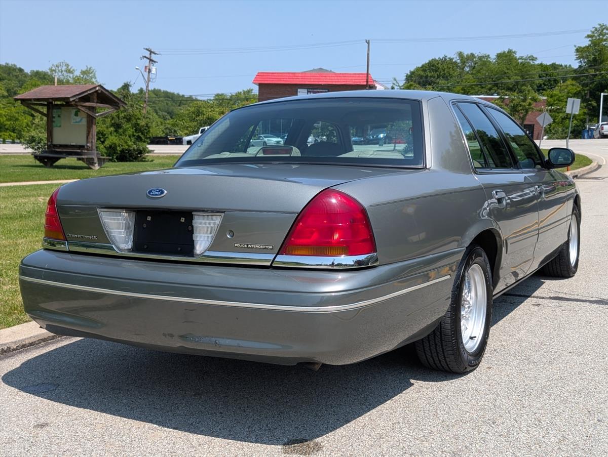 2002 Ford Crown Victoria 7