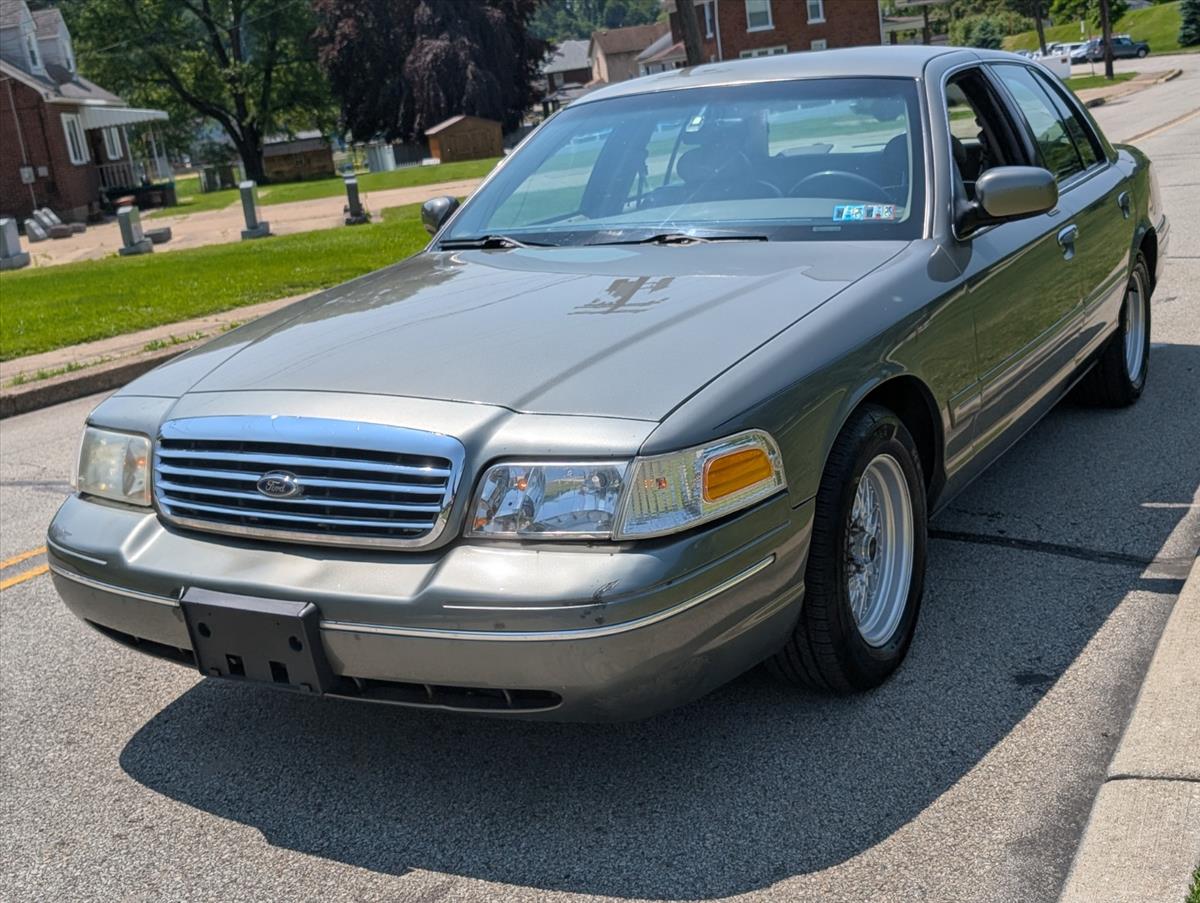 2002 Ford Crown Victoria 14