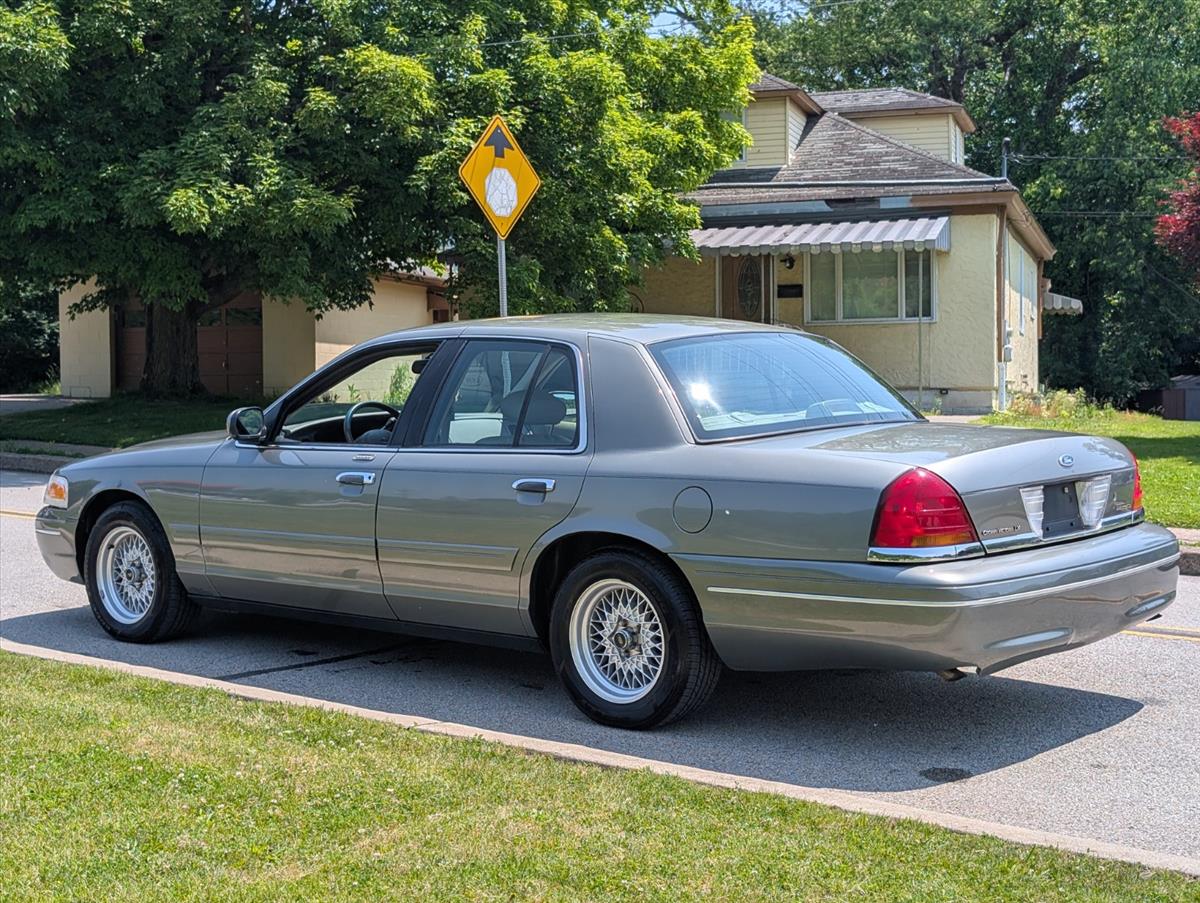 2002 Ford Crown Victoria 13