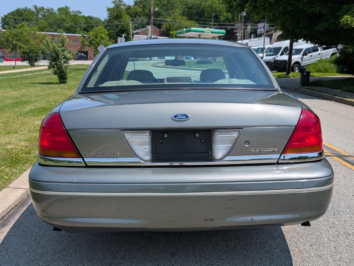 2002 Ford Crown Victoria 12