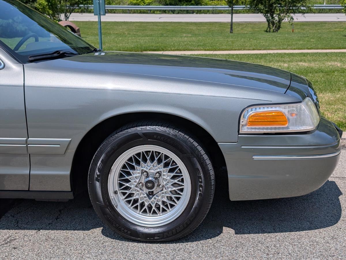 2002 Ford Crown Victoria 21