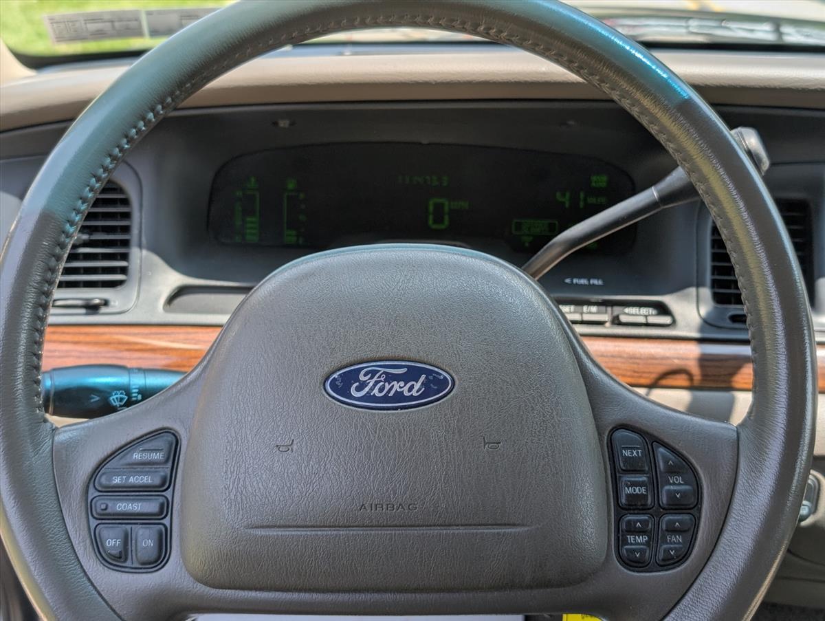 2002 Ford Crown Victoria 71