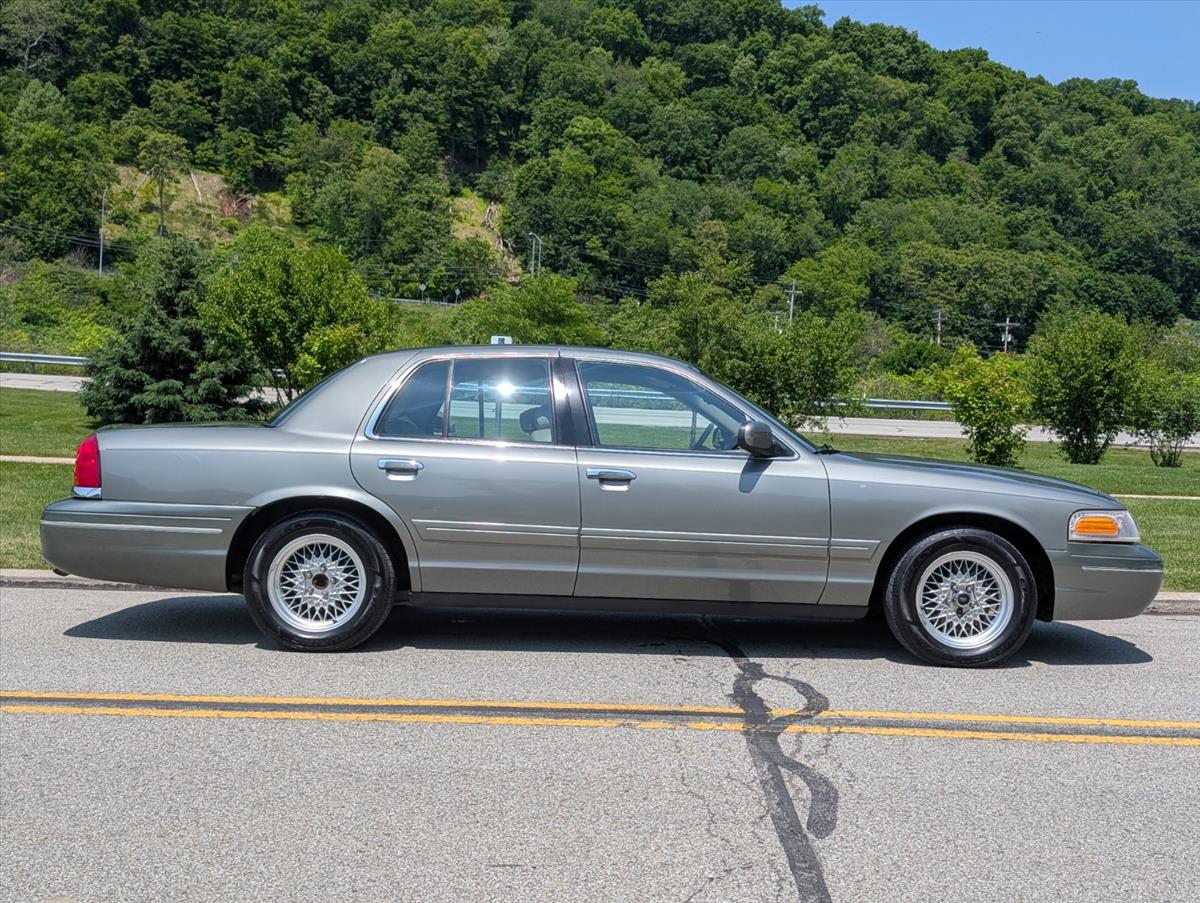 2002 Ford Crown Victoria 5