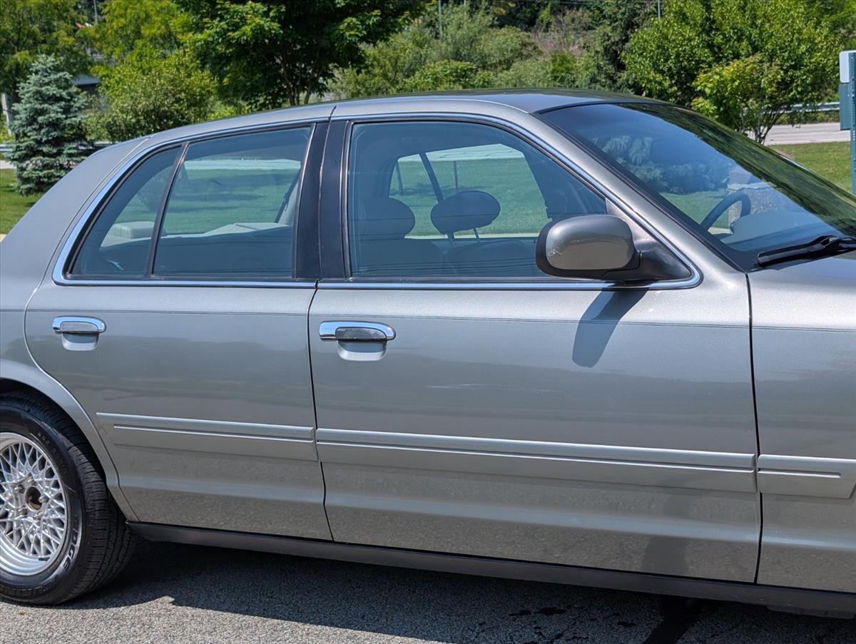2002 Ford Crown Victoria 22