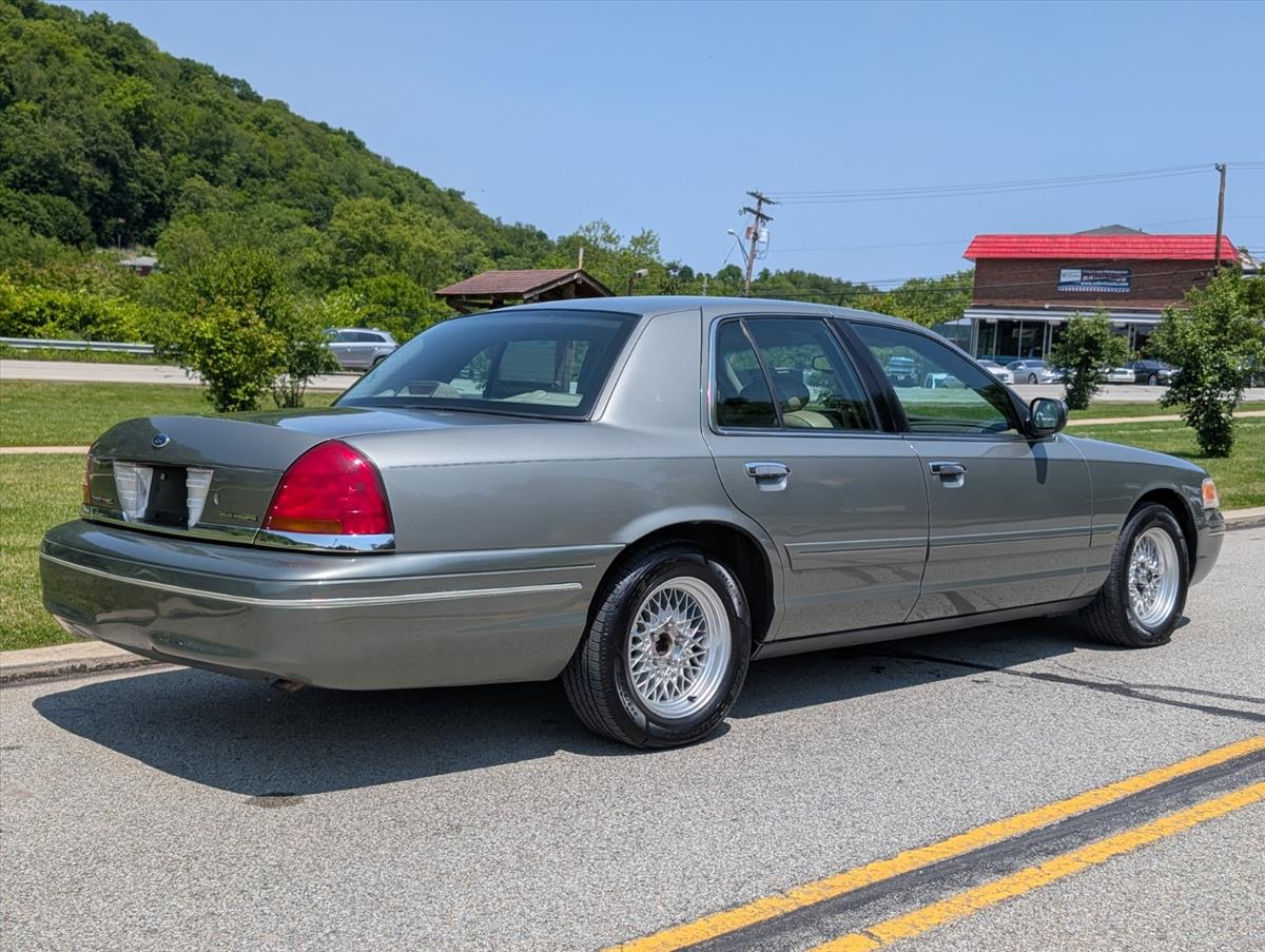 2002 Ford Crown Victoria 6