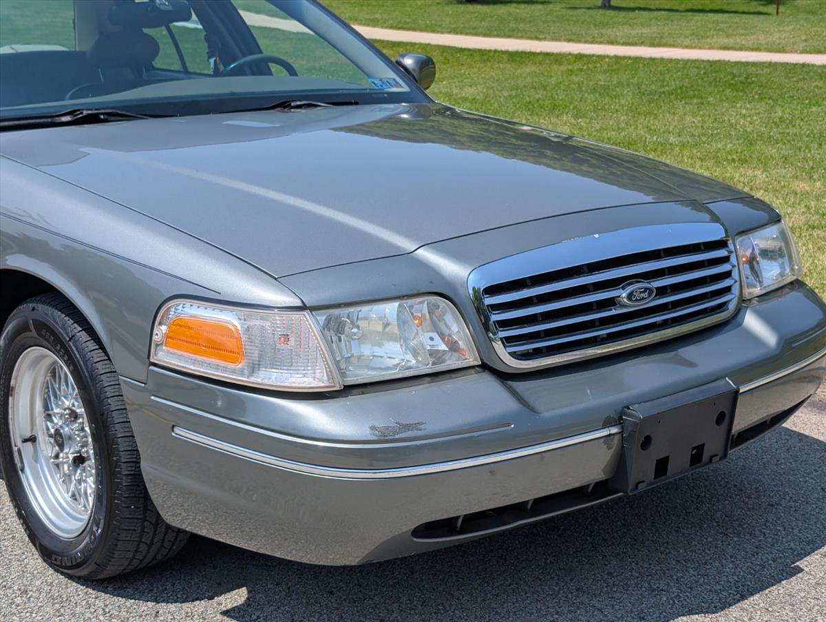 2002 Ford Crown Victoria 19