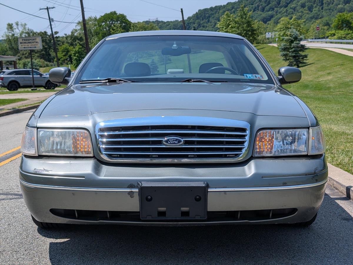2002 Ford Crown Victoria 17