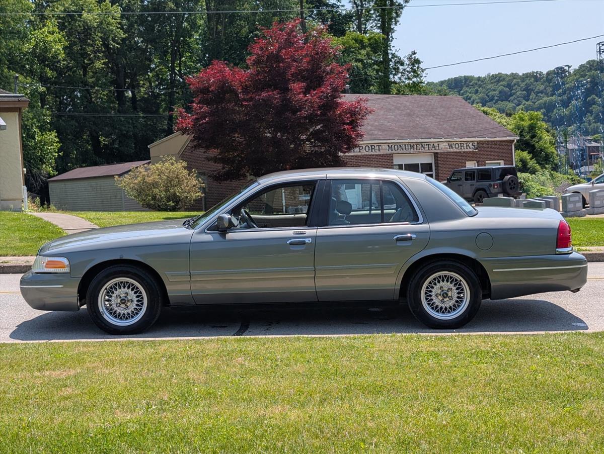 2002 Ford Crown Victoria 11
