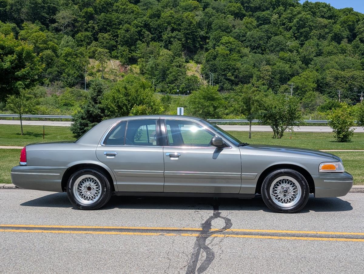 2002 Ford Crown Victoria 4