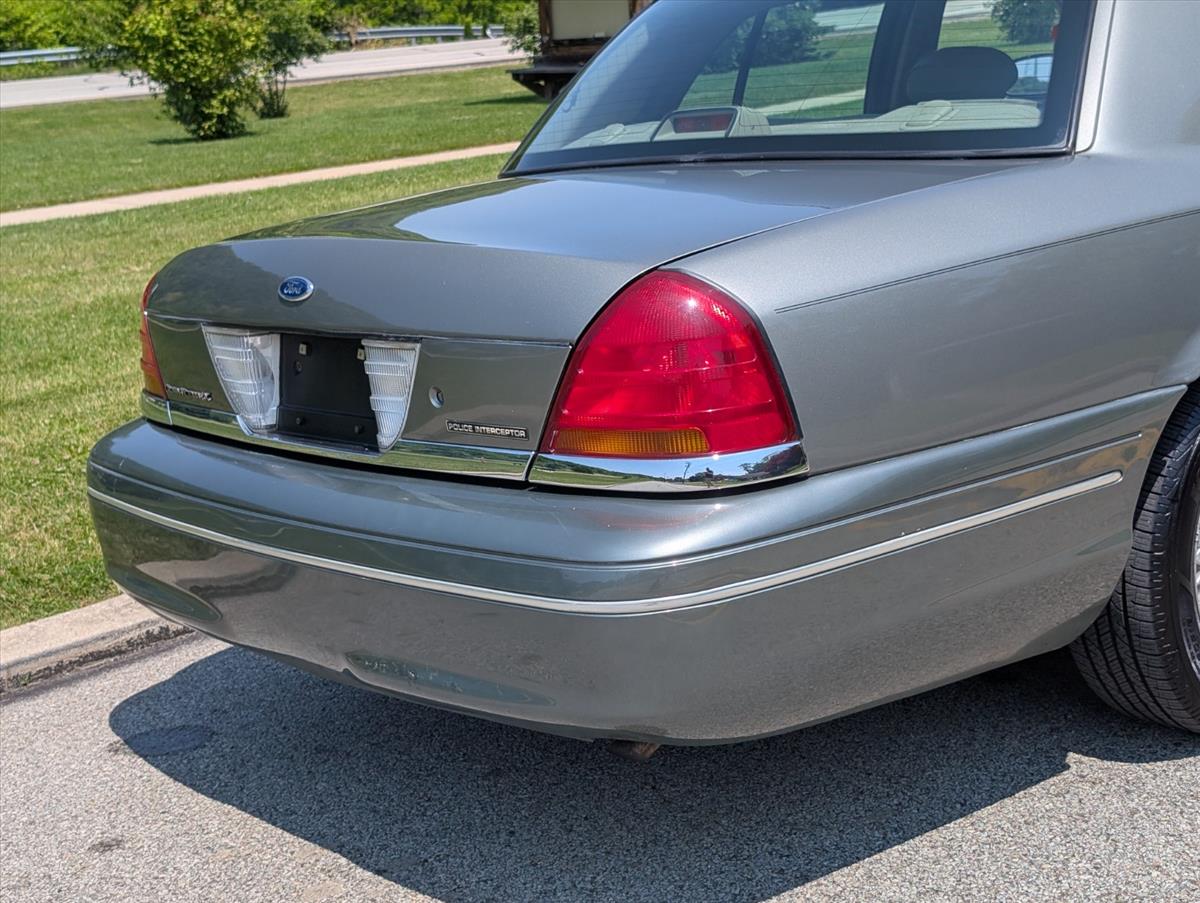 2002 Ford Crown Victoria 24
